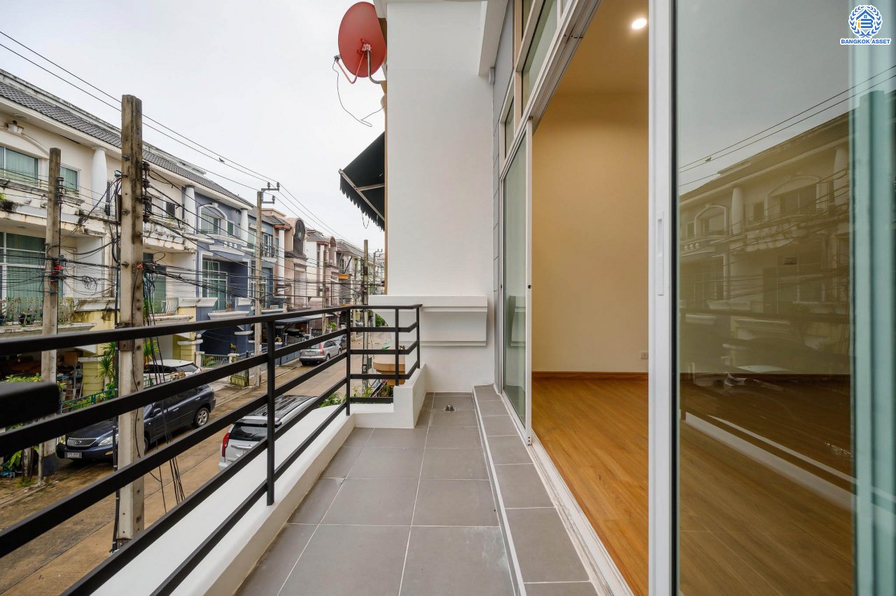 บ้านมือสองตกแต่งใหม่ ทาวน์โฮม 3 ชั้น โครงการ พรีเมี่ยมเพลส รามอินทรา เนื้อที่ 21.2 ตร.ว. ฟังก์ชัน 3 ห้องนอน 4 ห้องน้ำ 2 ที่จอดรถ ทำเลใจกลางเมือง เชื่อมต่อทั้ง ถ.ประเสริฐมนูญกิจ, ถ.ลาดพร้าว, ถ.รามอินทรา ใกล้ทางด่วน "รามอินทรา" และรถไฟฟ้าสายสีชมพู "สถานีมัยลาภ"